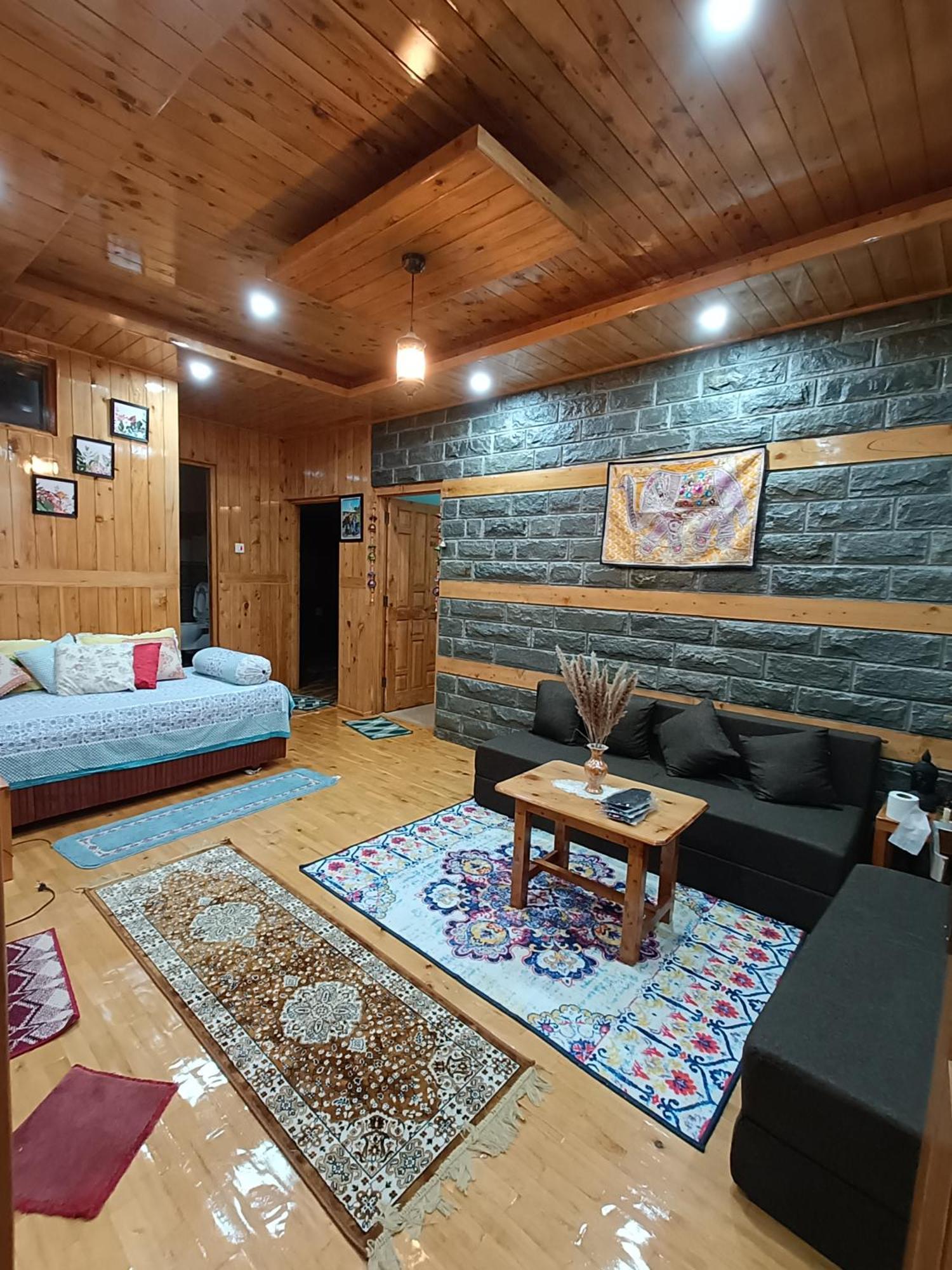 Ishan Log Huts-A Boutique Home Stay Banjār Εξωτερικό φωτογραφία